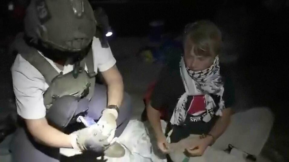 Die schwedische Aktivistin Greta Thunberg war eine der ersten Teilnehmerinne der Global Sumud Flotilla, die von israelischen Soldaten auf See festgenommen wurde.