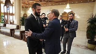 Im Oktober traf Au&szlig;enminister Johann Wadephul (CDU) den syrischen &Uuml;bergangspr&auml;sidenten, Ahmed al-Scharaa, in Damaskus. (Archivfoto)