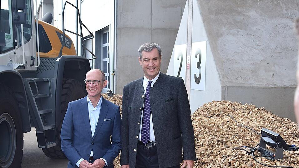 Bayernwerk-Vorstand Egon Westphal zusammen mit Bayerns Ministerpr&auml;sident Markus S&ouml;der.&nbsp;