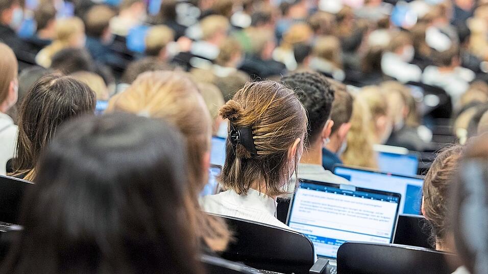 Seit der Einführung des europäischen Austauschprogramms haben etwa 17 Millionen Menschen daran teilgenommen und in einem anderen Land studiert, ihre Ausbildung absolviert oder eine Sprache gelernt. Seit der Einführung des europäischen Austauschprogramms haben etwa 17 Millionen Menschen daran teilgenommen und in einem anderen Land studiert, ihre Ausbildung absolviert oder eine Sprache gelernt.