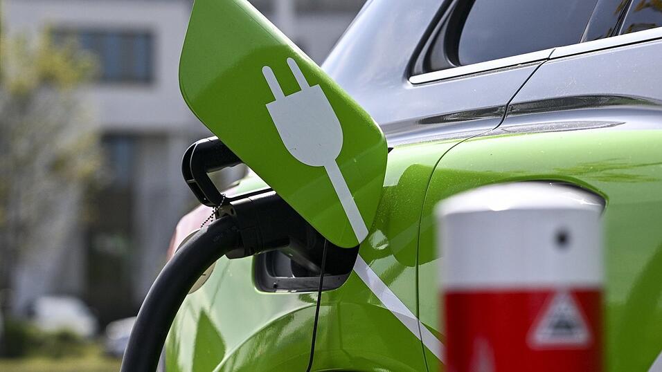 Vor allem die Anschaffung von E-Autos als Firmenwägen wird für Unternehmen in Zukunft steuerlich noch reizvoller. Vor allem die Anschaffung von E-Autos als Firmenwägen wird für Unternehmen in Zukunft steuerlich noch reizvoller.