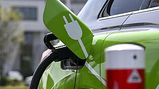 Vor allem die Anschaffung von E-Autos als Firmenwägen wird für Unternehmen in Zukunft steuerlich noch reizvoller.