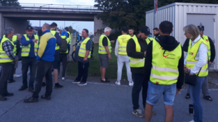 Die Streikenden Morgens vor dem Edeka-Logistizentrum.