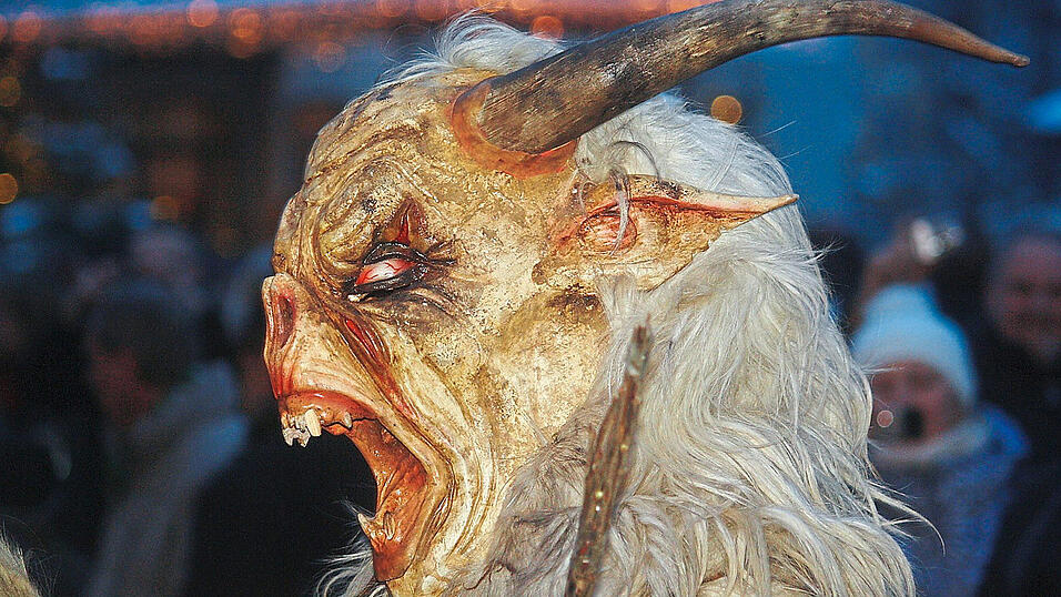 Hörner sind Teil von Loavn, also Krampusmasken. Manche sind echt, viele sind Replikate. Hörner sind Teil von Loavn, also Krampusmasken. Manche sind echt, viele sind Replikate.