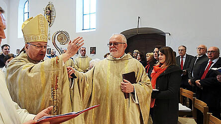 Bischof Dr. Rudolf Voderholzer betrachtet und segnet die neue Orgel.