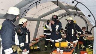 Es dauerte bis in die frühen Morgenstunden, ehe die Einsatzkräfte der Feuerwehr das Feuer unter Kontrolle hatten. (Foto: ih) Es dauerte bis in die frühen Morgenstunden, ehe die Einsatzkräfte der Feuerwehr das Feuer unter Kontrolle hatten. (Foto: ih)