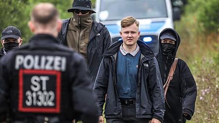 Der Nachwuchspolitiker (2. v. r.) beim Treffen der AfD-Jugend in der Hansestadt Gardelegen in Sachsen-Anhalt