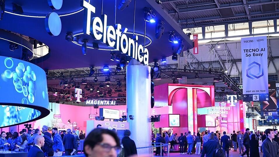 Der Messestand des spanischen Mutterkonzerns Telefónica beim Mobile World Congress (MWC) in Barcelona, direkt neben dem Messestand der Deutschen Telekom. Der Messestand des spanischen Mutterkonzerns Telefónica beim Mobile World Congress (MWC) in Barcelona, direkt neben dem Messestand der Deutschen Telekom.