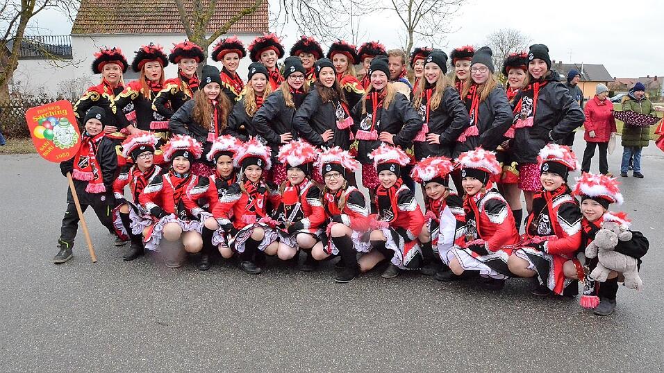Mit dem großartigen 67. Faschingszug und einem anschließenden 'Narrentreiben' nahm am Faschingsdienstag der Fasching 2017 in Sarching ein glanzvolles Ende. Und was dabei alle 'narrisch' freute, das Wetter spielte doch noch mit; denn während des Zuges war es regenfrei; erst zum Ende regnete es! Mit dem großartigen 67. Faschingszug und einem anschließenden 'Narrentreiben' nahm am Faschingsdienstag der Fasching 2017 in Sarching ein glanzvolles Ende. Und was dabei alle 'narrisch' freute, das Wetter spielte doch noch mit; denn während des Zuges war es regenfrei; erst zum Ende regnete es!