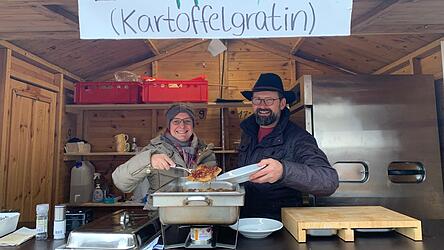 Astrid Ruschitschka und Christian Schweiger waren beim Christkindlmarkt zwei der eifrigen Verk&auml;ufer des &bdquo;Erd&auml;pfebradls&ldquo;.