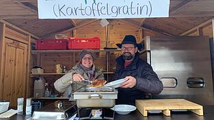 Astrid Ruschitschka und Christian Schweiger waren beim Christkindlmarkt zwei der eifrigen Verk&auml;ufer des &bdquo;Erd&auml;pfebradls&ldquo;.