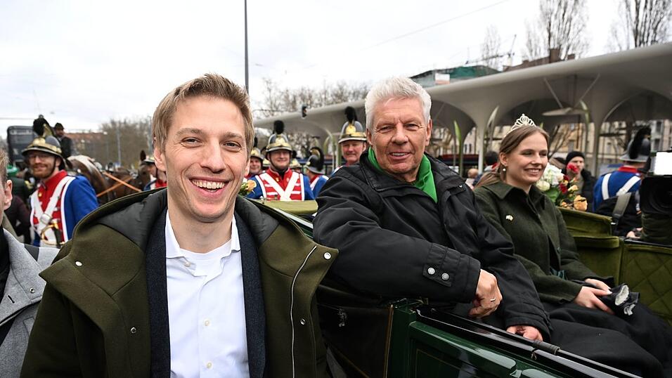M&uuml;nchens Oberb&uuml;rgermeister, Dieter Reiter (M, SPD), ist Schirmherr der Veranstaltung und wird mit der Kutsche gefahren - daneben steht sein Herausforderer, Dominik Krause (l, Gr&uuml;ne).