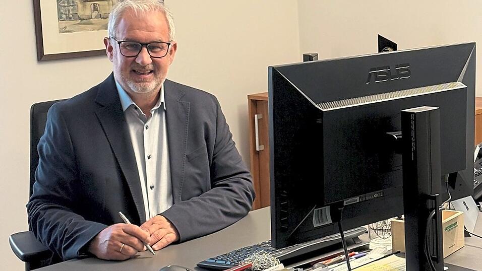 Konrad Schmerbeck an seinem Schreibtisch im Rathaus