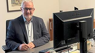 Konrad Schmerbeck an seinem Schreibtisch im Rathaus