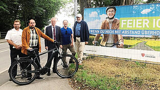 Hoffen, dass die Banneraktion von Stadtverwaltung und AGFK zu mehr Rücksicht und Sicherheit auf Straubings Straßen führt (v.l.): Polizeisprecher Ronny Graßl, Matthias Reisinger von der Abteilung Mobilitätsentwicklung, Oberbürgermeister Markus Pannermayr, Elmar Hartl von der Abteilung Verkehr und Mobilität und Johann Ehrnsperger von der Kreisverkehrswacht Straubing-Bogen. Hoffen, dass die Banneraktion von Stadtverwaltung und AGFK zu mehr Rücksicht und Sicherheit auf Straubings Straßen führt (v.l.): Polizeisprecher Ronny Graßl, Matthias Reisinger von der Abteilung Mobilitätsentwicklung, Oberbürgermeister Markus Pannermayr, Elmar Hartl von der Abteilung Verkehr und Mobilität und Johann Ehrnsperger von der Kreisverkehrswacht Straubing-Bogen.