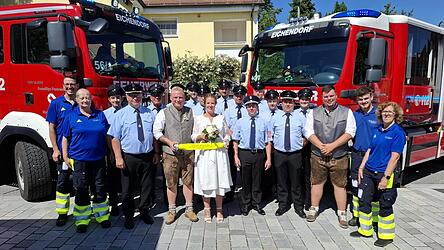 Für die Hochzeit von Stefan und Miriam stellten die Feuerwehrler und die Helfer vor Ort ihre imposanten Fahrzeuge zur Verfügung. Für die Hochzeit von Stefan und Miriam stellten die Feuerwehrler und die Helfer vor Ort ihre imposanten Fahrzeuge zur Verfügung.