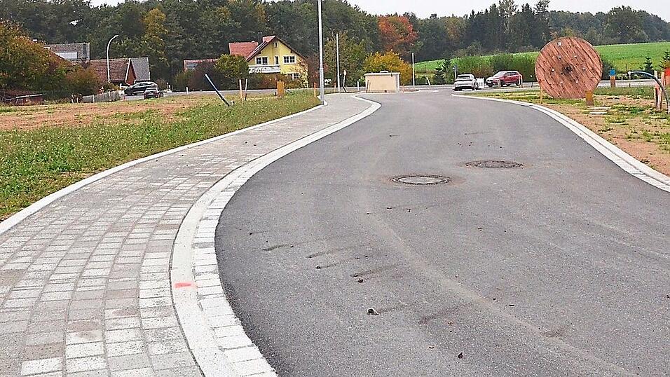 Insgesamt beträgt die Investitionssumme für die Erschließung für die Gemeinde rund 2,2 Millionen Euro. Insgesamt beträgt die Investitionssumme für die Erschließung für die Gemeinde rund 2,2 Millionen Euro.