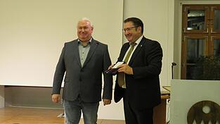 Staatssekretär Tobias Gotthardt überreicht Frank Aumeier das Bundesverdienstkreuz. Staatssekretär Tobias Gotthardt überreicht Frank Aumeier das Bundesverdienstkreuz.