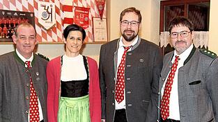 Die neue Vorstandschaft (v.l.) Sch&uuml;tzenmeister Alexander Schr&ouml;ter mit Heike Schr&ouml;ter (Schriftf&uuml;hrerin), Ludwig Held (Sportleiter) und Nikolaus Fellermeier (2. Sch&uuml;tzenmeister).