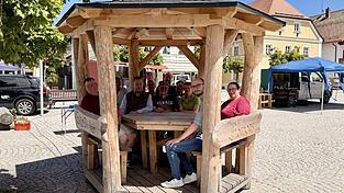Die Standbetreiber des Bodenmaiser Wochenmarktes hoffen auf mehr Zuspruch. Bürgermeister Michael Adam und BTM-Geschäftsführer Tobias Wolf bitten um Rückmeldungen und Anregungen aus der Bevölkerung. Die Standbetreiber des Bodenmaiser Wochenmarktes hoffen auf mehr Zuspruch. Bürgermeister Michael Adam und BTM-Geschäftsführer Tobias Wolf bitten um Rückmeldungen und Anregungen aus der Bevölkerung.