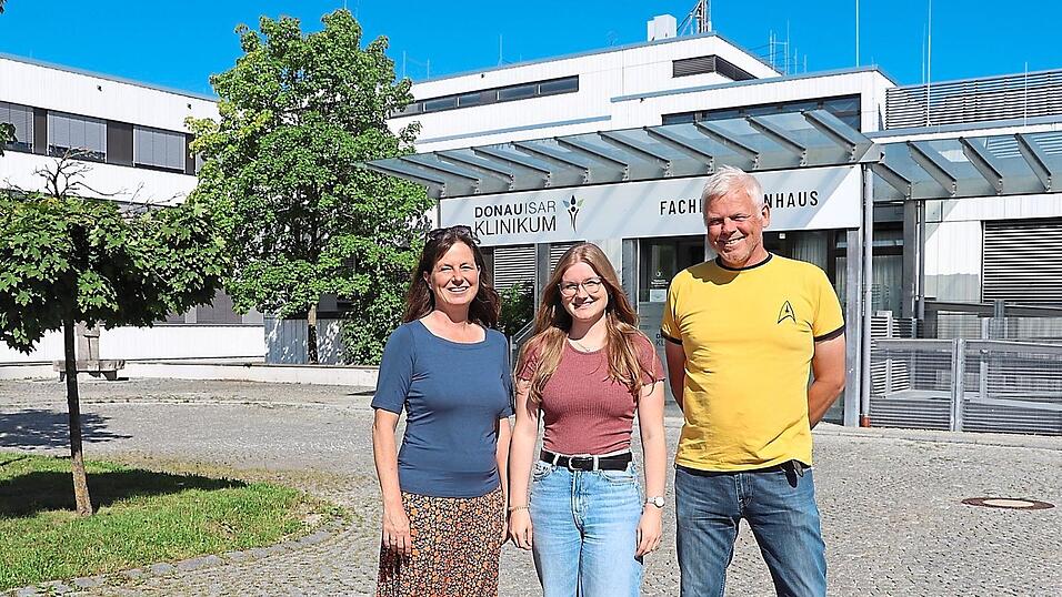 Zurück, wo vor 25 Jahren alles begann: Lena Höpfl mit ihren Eltern Katharina und Hans-Peter Höpfl vor dem Klinikum Landau - das inzwischen keine Geburtsstation mehr hat. Zurück, wo vor 25 Jahren alles begann: Lena Höpfl mit ihren Eltern Katharina und Hans-Peter Höpfl vor dem Klinikum Landau - das inzwischen keine Geburtsstation mehr hat.