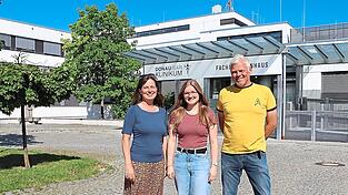 Zurück, wo vor 25 Jahren alles begann: Lena Höpfl mit ihren Eltern Katharina und Hans-Peter Höpfl vor dem Klinikum Landau - das inzwischen keine Geburtsstation mehr hat.