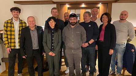 Philipp Hartmann, Kreishandwerksmeister Georg Braun, Karin und Heinrich Hartmann (v.l.) mit den geehrten Mitarbeiten sowie Markus Schmidt und Rosmarie Tragl-Kraus (v.r.).