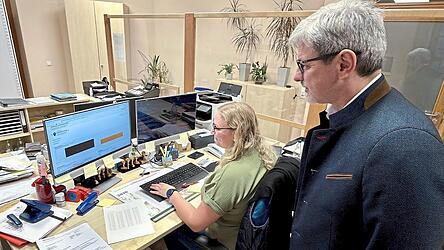 B&uuml;rgermeister Sandro Bauer verfolgte die eingehenden Ergebnisse im Wahlb&uuml;ro bei Viola Hoppinger und Selina Brandl (im Bild).