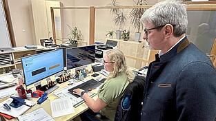 B&uuml;rgermeister Sandro Bauer verfolgte die eingehenden Ergebnisse im Wahlb&uuml;ro bei Viola Hoppinger und Selina Brandl (im Bild).