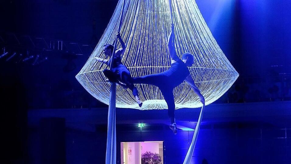 Eine beeindruckende Vertikaltuch-Show. Eine beeindruckende Vertikaltuch-Show.