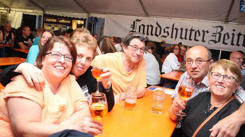 Viele Landshuter genossen ihren Freitagabend auf dem Bismarckplatzfest.