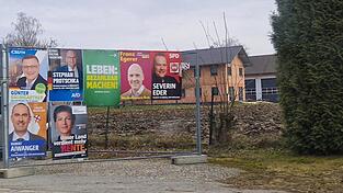 Plakate hängen an einem Bauzaun in der Gemeinde Eichendorf im Bundestagswahlkampf 2025. Landau wird sich dieses Modell nicht zum Vorbild nehmen. Die Verwaltung hat Bedenken, die Entscheidung der Stadträte fiel knapp dagegen aus.