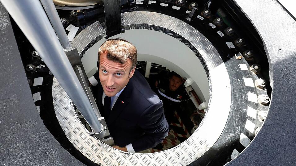 Frankreichs Präsident Emmanuel Macron steigt aus dem französischen Atom-U-Boot 'Suffren'. (Archivbild) Frankreichs Präsident Emmanuel Macron steigt aus dem französischen Atom-U-Boot 'Suffren'. (Archivbild)