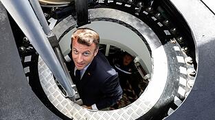 Frankreichs Pr&auml;sident Emmanuel Macron steigt aus dem franz&ouml;sischen Atom-U-Boot 'Suffren'. (Archivbild)