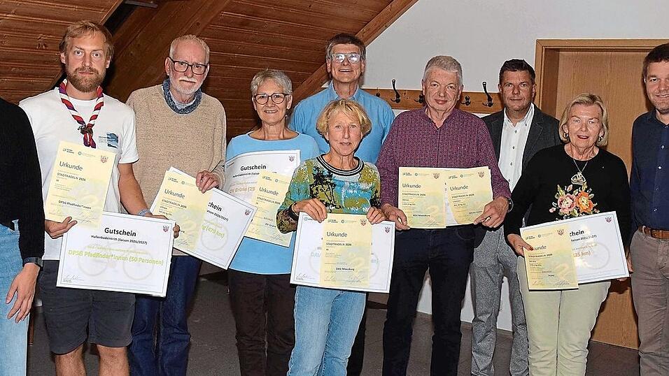 Organisatorin und Klimaschutzmanagerin Melanie Falkenstein (l.), dritter Bürgermeister Dr. Michael Stanglmaier (5.v.l.), Bürgermeister Max Mader (r.) und zweiter Bürgermeister Reinhard Lauterbach (3.v.r.) ehrten die besten Moosburger Stadtradler (v.l.) Bernhard Hrodek (Pfadfinder), Ralf Ripperger (ADFC), Irene Bauer (Grüne Moosburg), Katharina Hahn (Alpenverein Moosburg), Thomas Kraus (Radsportverein Moosburg) und Monika Nirschl (Fitnessstudio Injoy). Organisatorin und Klimaschutzmanagerin Melanie Falkenstein (l.), dritter Bürgermeister Dr. Michael Stanglmaier (5.v.l.), Bürgermeister Max Mader (r.) und zweiter Bürgermeister Reinhard Lauterbach (3.v.r.) ehrten die besten Moosburger Stadtradler (v.l.) Bernhard Hrodek (Pfadfinder), Ralf Ripperger (ADFC), Irene Bauer (Grüne Moosburg), Katharina Hahn (Alpenverein Moosburg), Thomas Kraus (Radsportverein Moosburg) und Monika Nirschl (Fitnessstudio Injoy).