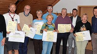 Organisatorin und Klimaschutzmanagerin Melanie Falkenstein (l.), dritter Bürgermeister Dr. Michael Stanglmaier (5.v.l.), Bürgermeister Max Mader (r.) und zweiter Bürgermeister Reinhard Lauterbach (3.v.r.) ehrten die besten Moosburger Stadtradler (v.l.) Bernhard Hrodek (Pfadfinder), Ralf Ripperger (ADFC), Irene Bauer (Grüne Moosburg), Katharina Hahn (Alpenverein Moosburg), Thomas Kraus (Radsportverein Moosburg) und Monika Nirschl (Fitnessstudio Injoy). Organisatorin und Klimaschutzmanagerin Melanie Falkenstein (l.), dritter Bürgermeister Dr. Michael Stanglmaier (5.v.l.), Bürgermeister Max Mader (r.) und zweiter Bürgermeister Reinhard Lauterbach (3.v.r.) ehrten die besten Moosburger Stadtradler (v.l.) Bernhard Hrodek (Pfadfinder), Ralf Ripperger (ADFC), Irene Bauer (Grüne Moosburg), Katharina Hahn (Alpenverein Moosburg), Thomas Kraus (Radsportverein Moosburg) und Monika Nirschl (Fitnessstudio Injoy).