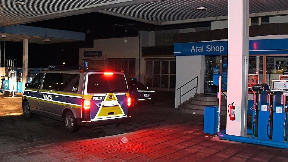 Nach dem Überfall leitete die Polizei sofort Fahndungsmaßnahmen nach dem flüchtigen Täter ein und konnte einen Verdächtigen festnehmen. Nach dem Überfall leitete die Polizei sofort Fahndungsmaßnahmen nach dem flüchtigen Täter ein und konnte einen Verdächtigen festnehmen.