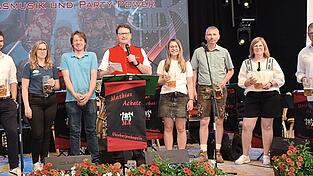 Einige der Verantwortlichen für den Erfolg des Rötzer Heimatfests. Ihnen allen war der Dank von Bürgermeister Dr. Stefan Spindler (Mitte) sicher.