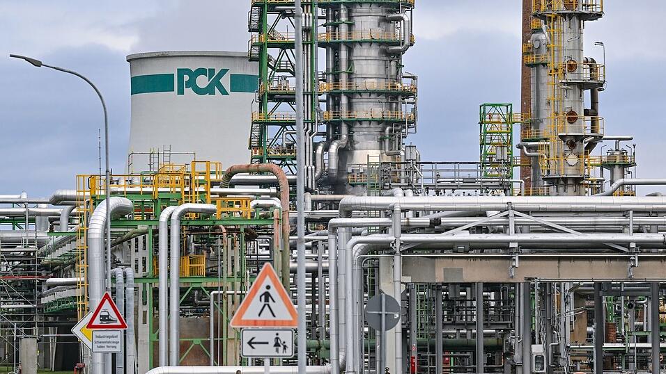 Deutsche Rosneft-Beteiligungen wie die PCK-Raffinerie dürften nach Einschätzung der Regierung nicht unter die Sanktionen fallen. (Archivbild) Deutsche Rosneft-Beteiligungen wie die PCK-Raffinerie dürften nach Einschätzung der Regierung nicht unter die Sanktionen fallen. (Archivbild)