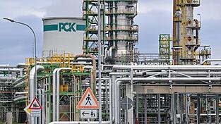 Deutsche Rosneft-Beteiligungen wie die PCK-Raffinerie dürften nach Einschätzung der Regierung nicht unter die Sanktionen fallen. (Archivbild) Deutsche Rosneft-Beteiligungen wie die PCK-Raffinerie dürften nach Einschätzung der Regierung nicht unter die Sanktionen fallen. (Archivbild)