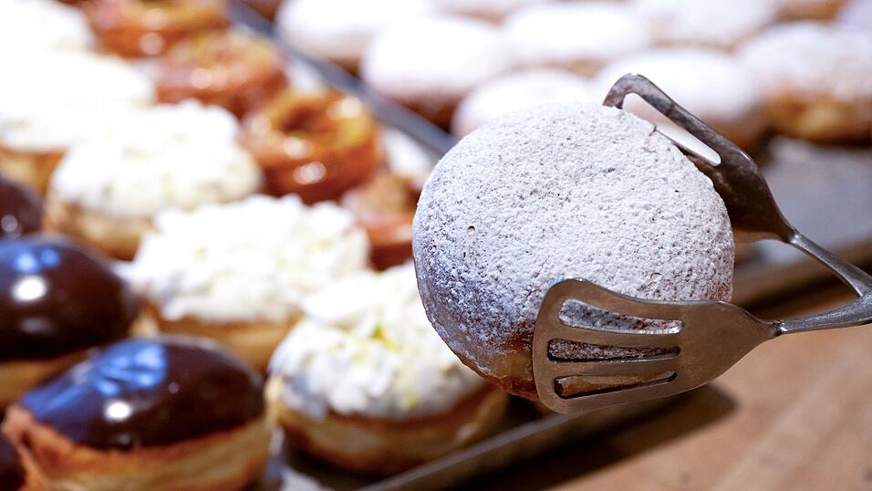 Krapfen in der Auslage der M&uuml;nchner Biob&auml;ckerei Neulinger (Symbolbild)