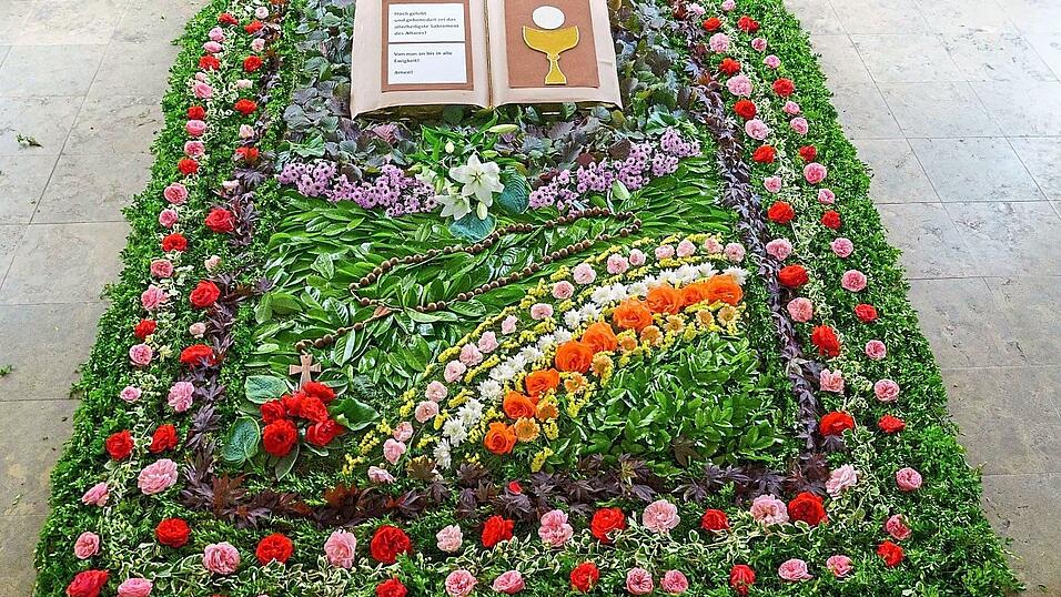 In der Kirche St. Josef wurde der traditionelle Blumenteppich vorbereitet.