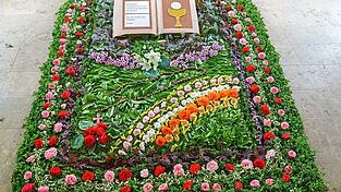 In der Kirche St. Josef wurde der traditionelle Blumenteppich vorbereitet.