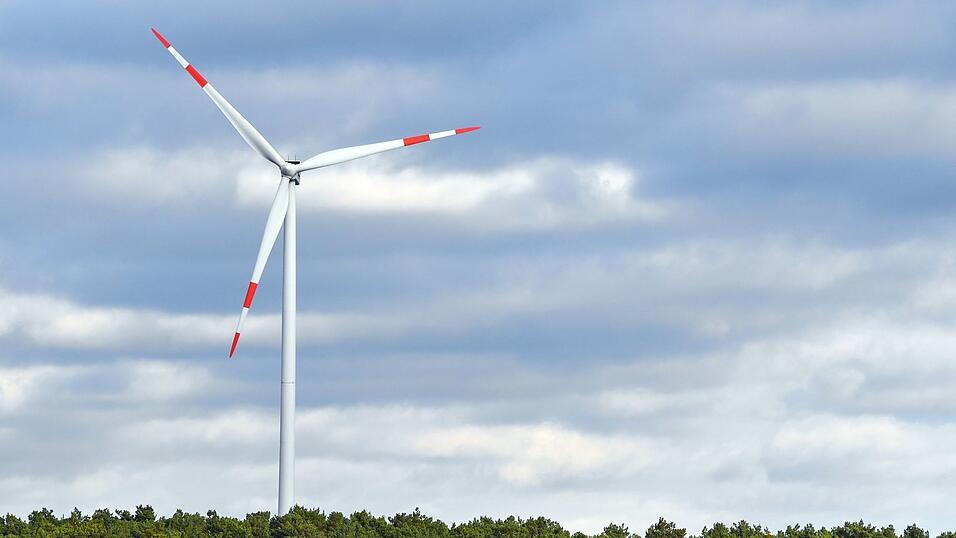 Die Deckelung ist Bestandteil der Reform des Erneuerbare-Energien-Gesetzes (EEG), das derzeit im Bundestag beraten wird. (Archivbild) Die Deckelung ist Bestandteil der Reform des Erneuerbare-Energien-Gesetzes (EEG), das derzeit im Bundestag beraten wird. (Archivbild)