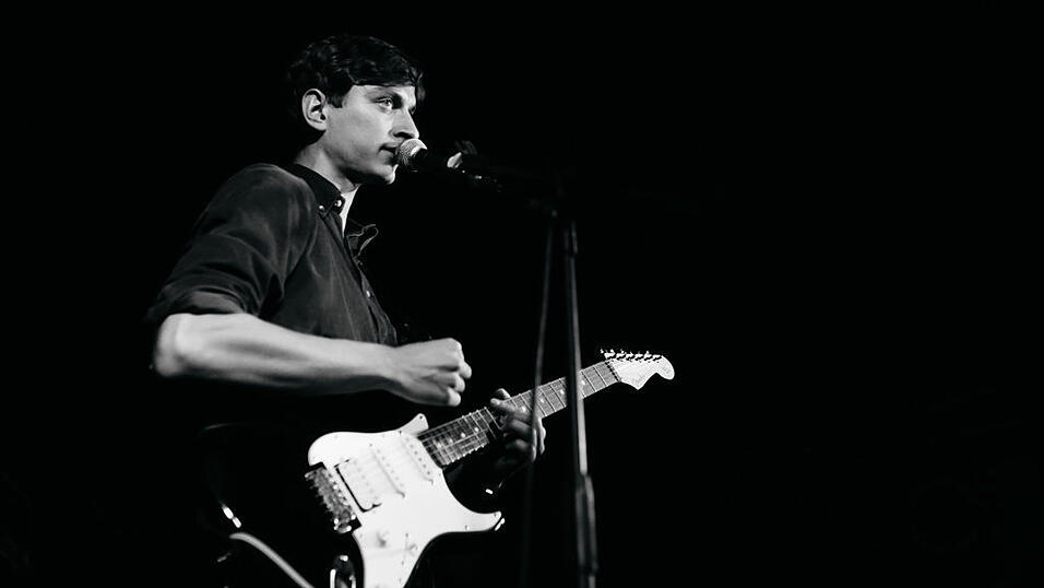 Martin Hogger, Landshut, Stromgitarre, Gesang - Wie hast du dein Instrument gelernt? Alleine zu Hause durch Nachspielen von Songs und durch viel eigenes Herumprobieren. Musikmachen mit 'Compas' bedeutet f&uuml;r dich? Die Leute gefunden zu haben, mit denen ich die f&uuml;r mich einzig passende Musikrichtung machen kann. H&ouml;rst du privat Platten, CDs oder MP3? Wichtiger als das Medium ist die Anlage. Wichtig ist mir auch, ein Album komplett zu h&ouml;ren und nicht nur den Shuffle-Modus. Welche Konzerterinnerung verursacht noch jetzt G&auml;nsehaut bei dir? Das Konzert der Band 'Protomartyr' in M&uuml;nchen. Kleines Publikum, tolle Stadionshow. Was macht f&uuml;r dich Thomas aus: Er b&uuml;gelt jeden eckigen Song glatt.