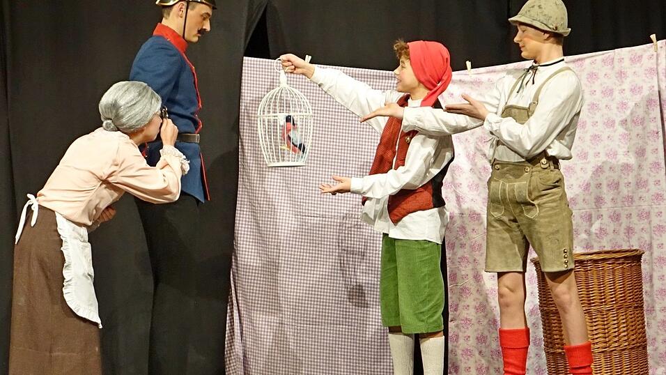 Der Gimpel im K&auml;fig soll der R&auml;uber sein? Staunen bei Gro&szlig;mutter und Wachtmeister.