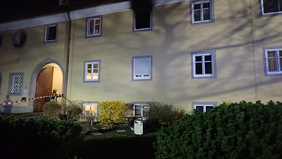 Bei einem Brand im Seniorenheim in Strahlfeld wurden neun Bewohner und ein Feuerwehrler verletzt. 