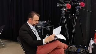 Andreas Reichelt geht als Reporter vor Ort den Stoff für einen Aufsager durch. Andreas Reichelt geht als Reporter vor Ort den Stoff für einen Aufsager durch.