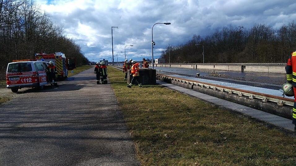 Auf der Donau bei Geisling ist am Freitagnachmittag ein Schiff untergegangen. Auf der Donau bei Geisling ist am Freitagnachmittag ein Schiff untergegangen.