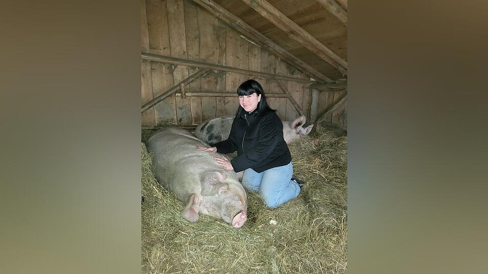 Hier ist Emilia Gegenfurtner auf dem Gnadenhof Zell mit der Schweinedame Rosi.